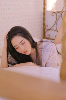 女人白嫩嫩的乳